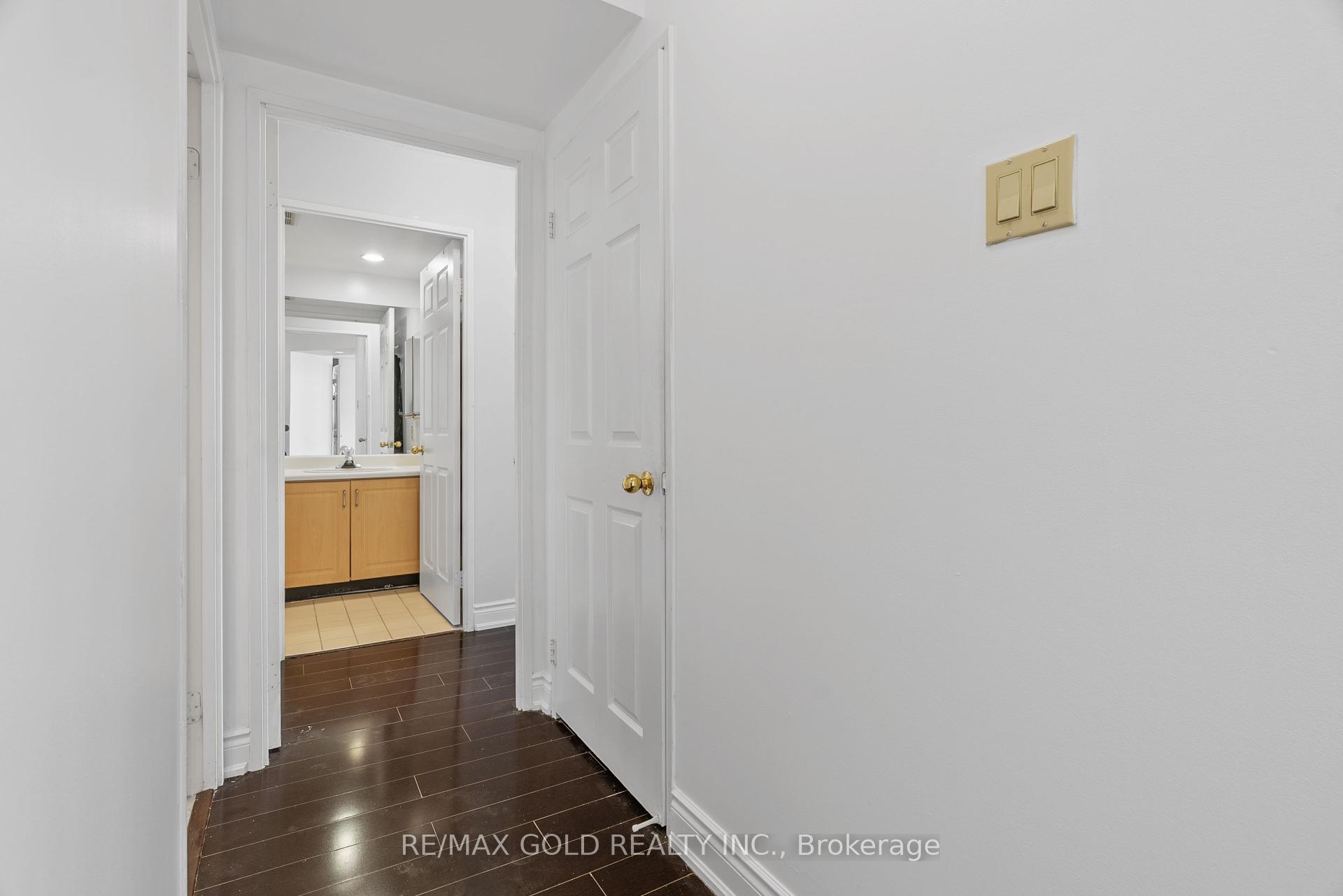3 Bedrooms Condo at 4460 Tucana, Mississauga For sale