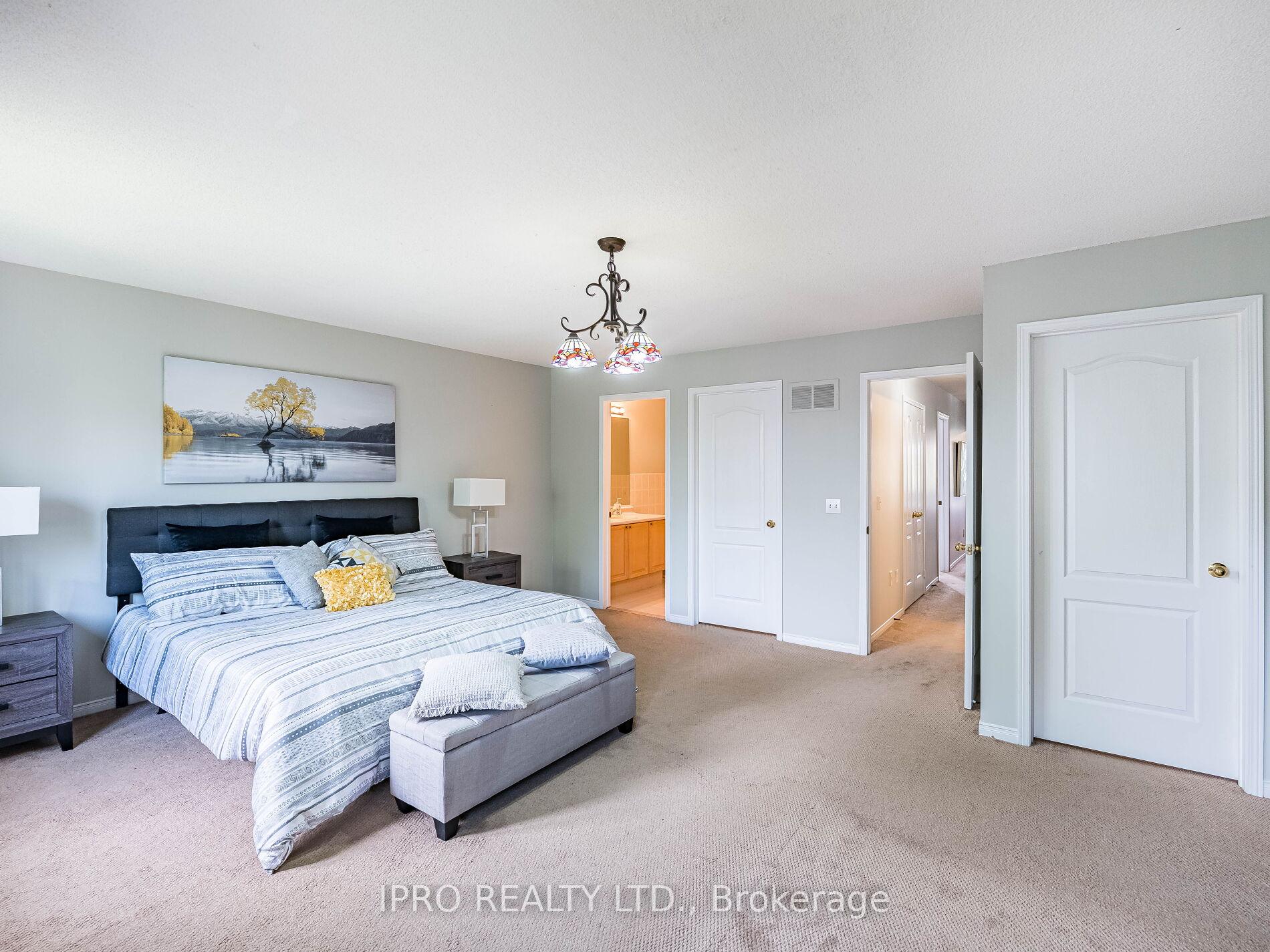 4 Bedrooms Condo at 833 Scollard, Mississauga For sale
