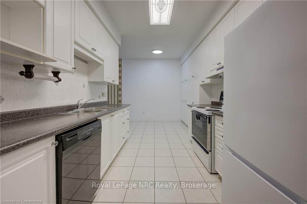 3 Bedrooms Condo at 120 Beddoe, Hamilton For sale