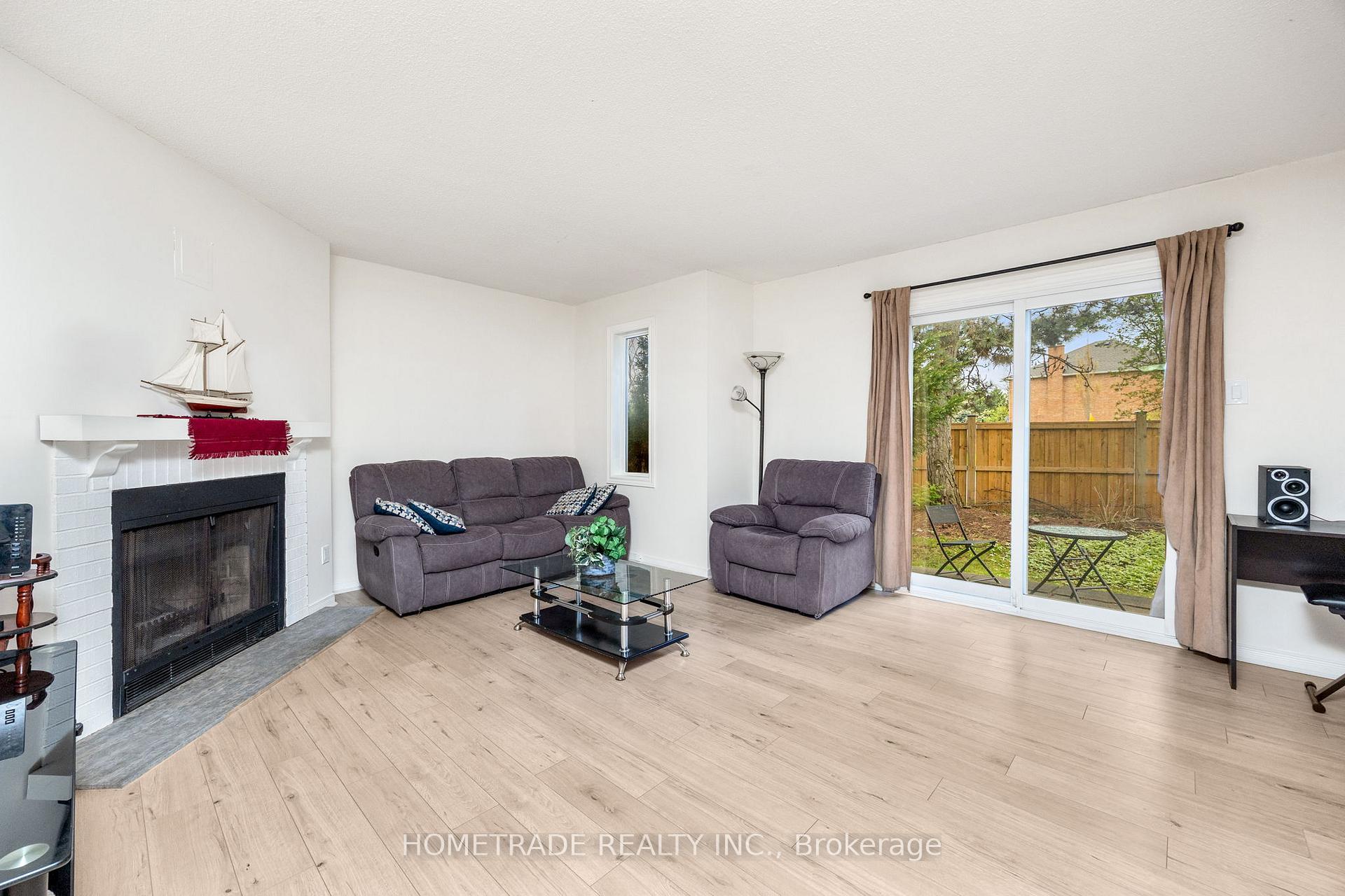 3 Bedrooms Condo at 2021 Sixth, Oakville For sale