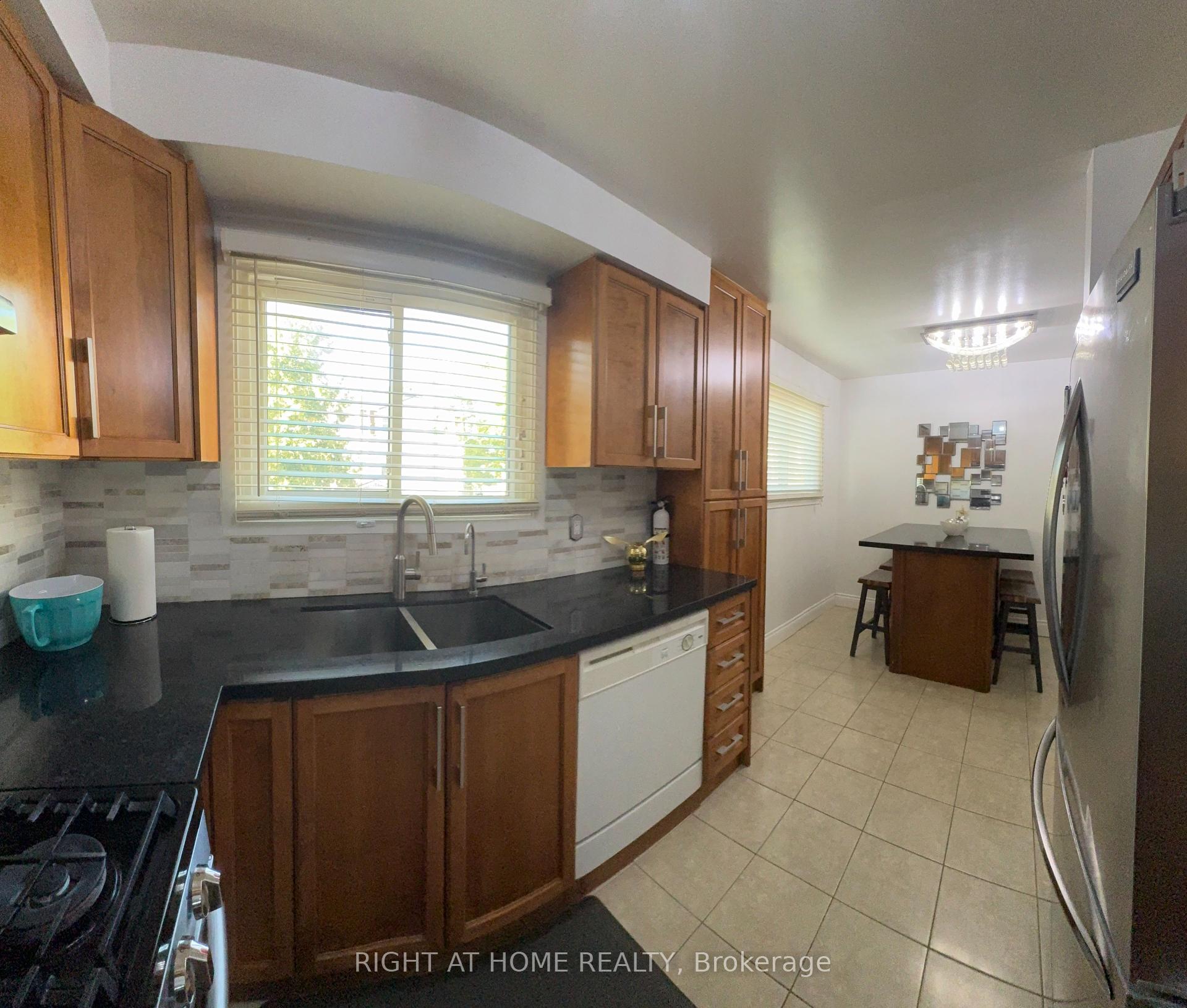 3 Bedrooms Condo at 11 Harrisford, Hamilton For sale