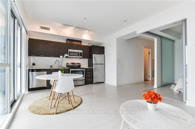 20 Bruyeres Mews, #1001