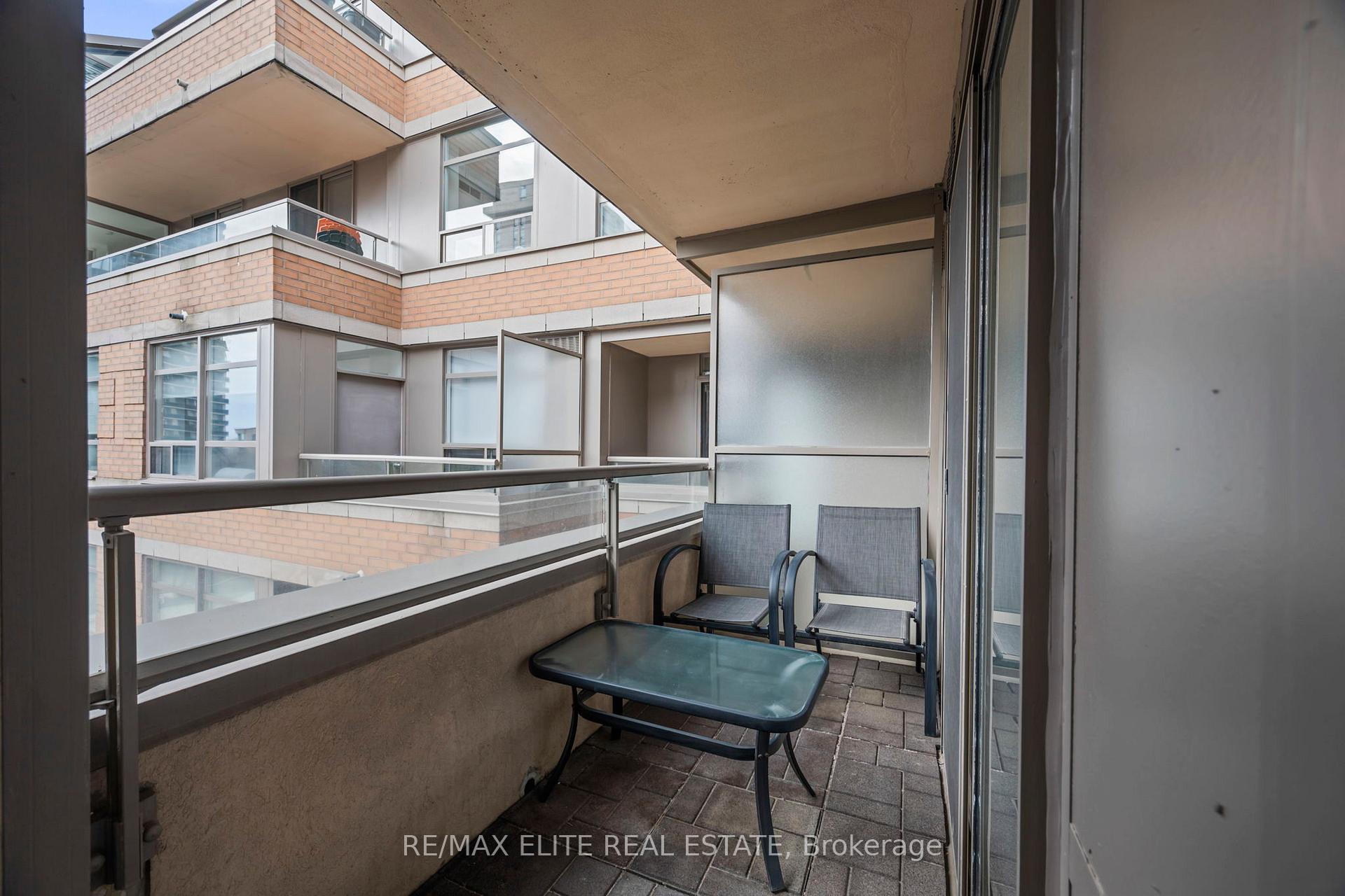 1 Bedroom Condo at 5 Rosehill,  Toronto For sale