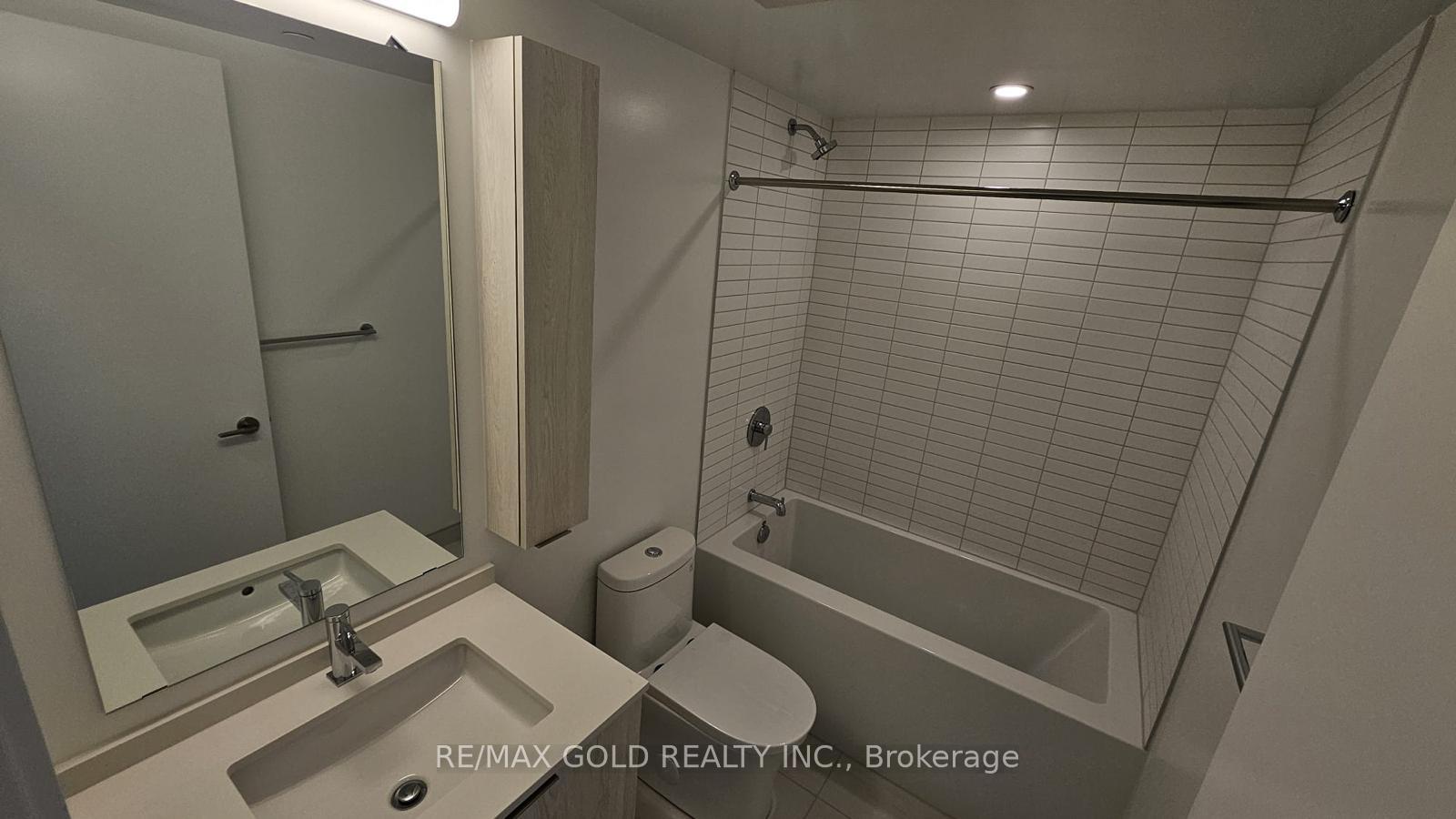 2 Bedrooms Condo at 86 Dundas, Mississauga For sale