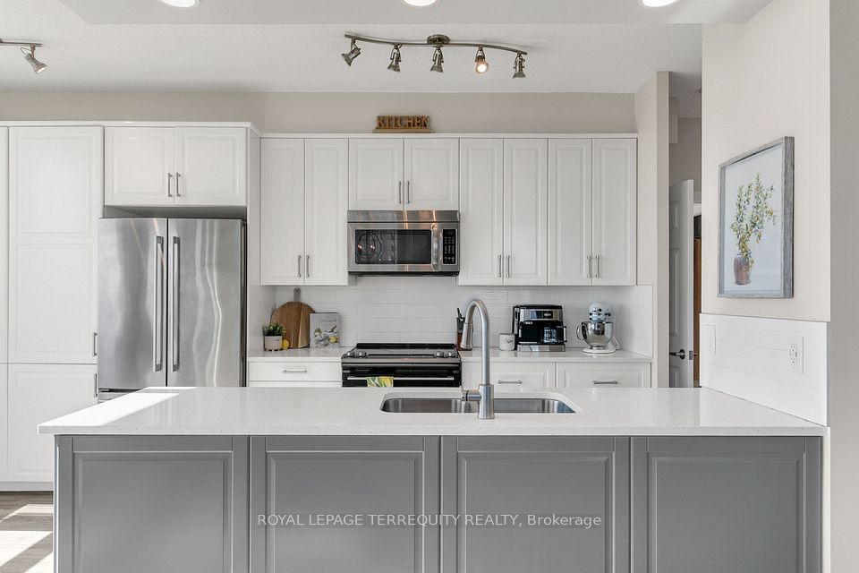 Modern Renovated Kitchen!