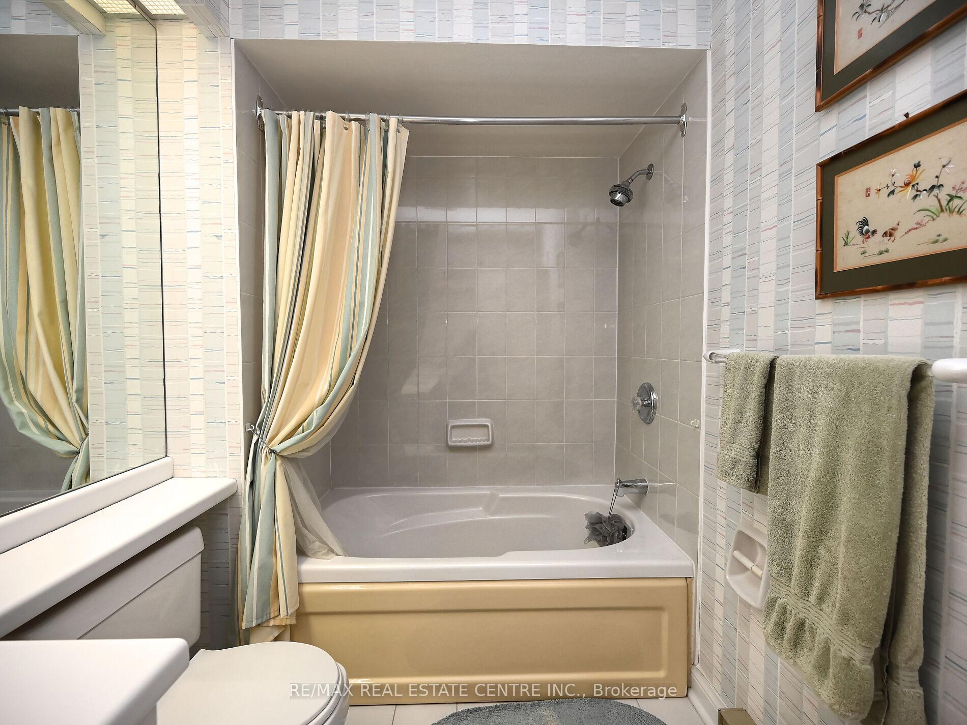 3 Bedrooms Condo at 3587 Kariya, Mississauga For sale