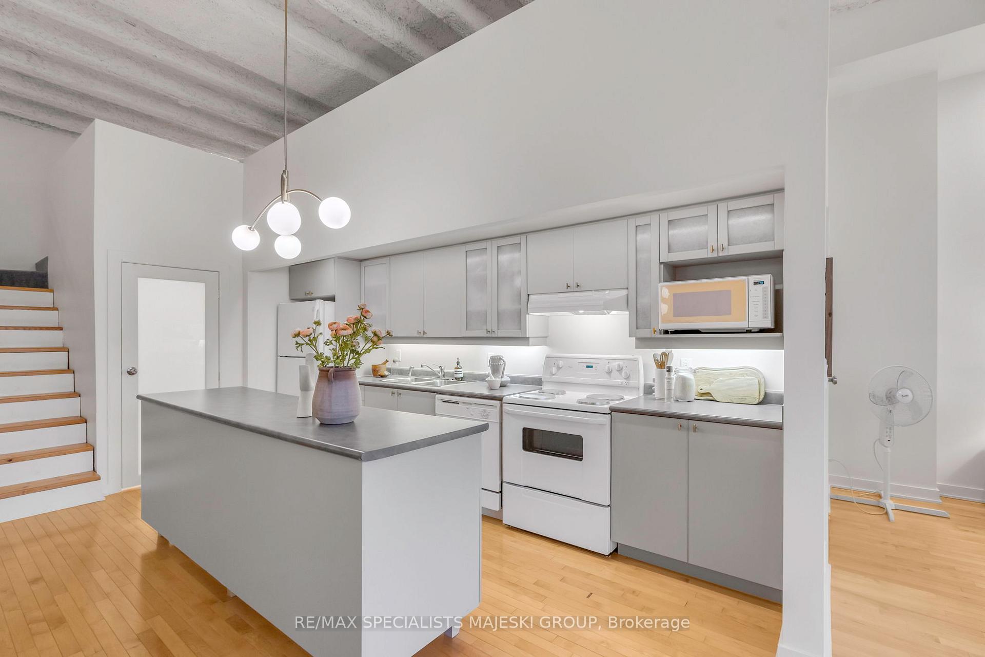 3 Bedrooms Condo at 21 Nassau,  Toronto For sale
