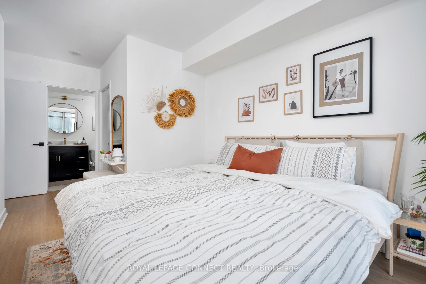 3 Bedrooms Condo at 5 Mariner, Toronto For sale