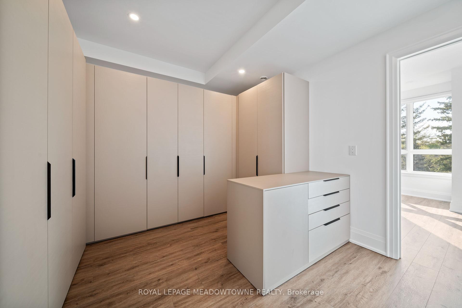4 Bedrooms Condo at 121 High, Mississauga For sale