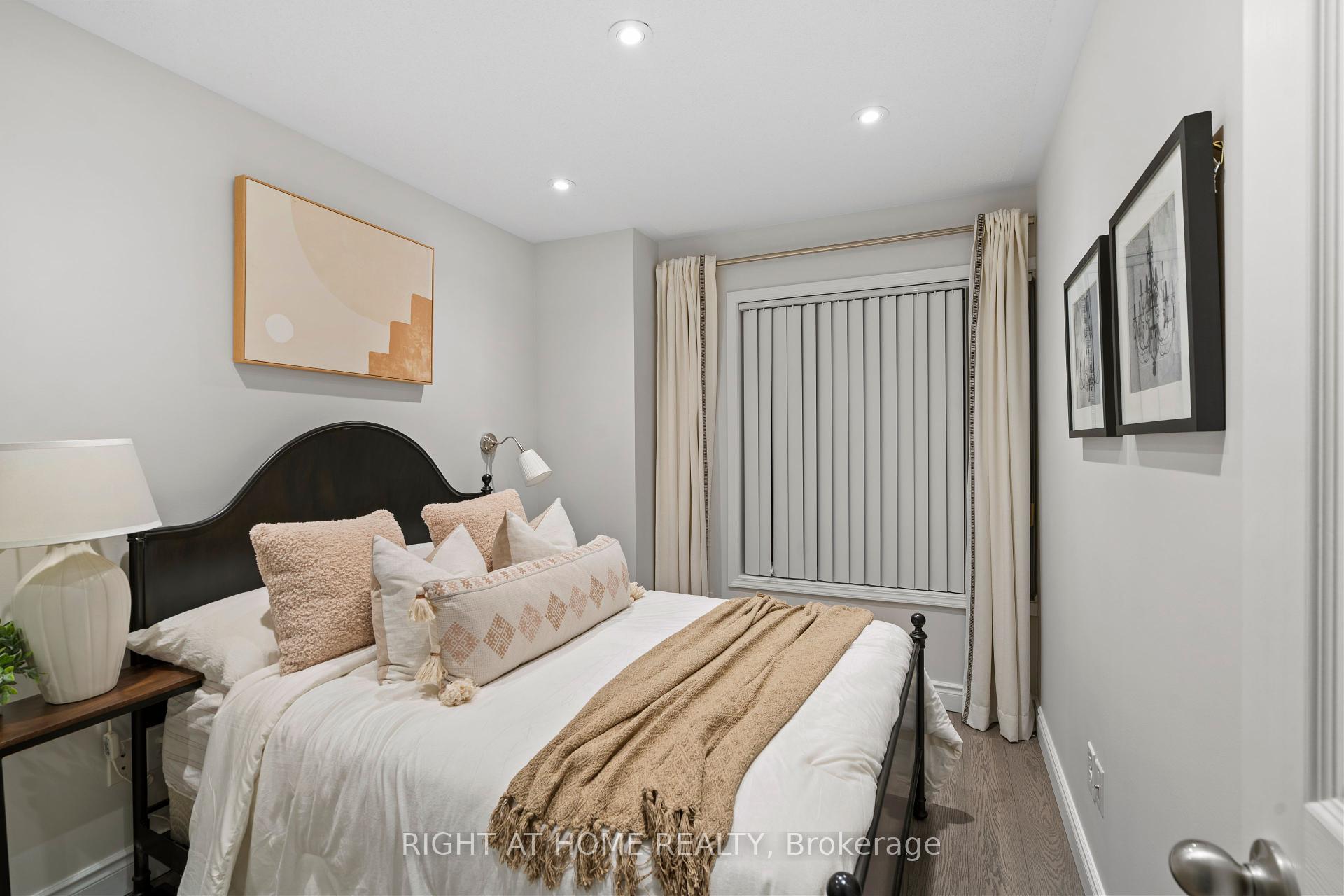 3 Bedrooms Condo at 5650 Winston Churchhill, Mississauga For sale