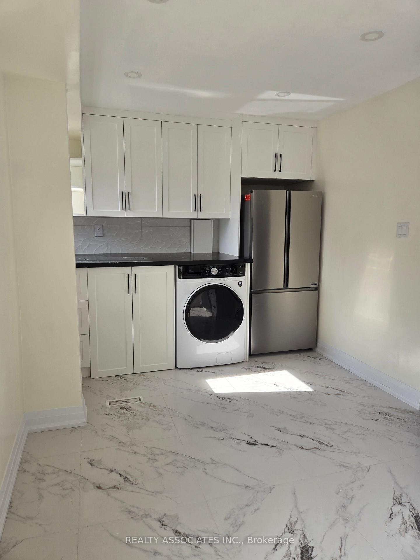 3 Bedrooms Condo at 2 Stonehill, Toronto For sale