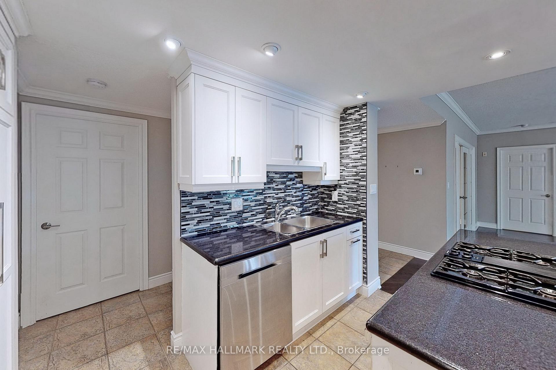 3 Bedrooms Condo at 121 Woodbridge, Vaughan For sale