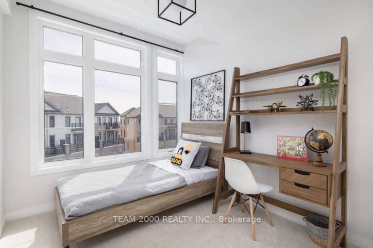 3 Bedrooms Condo at 10 Freedom, Hamilton For sale