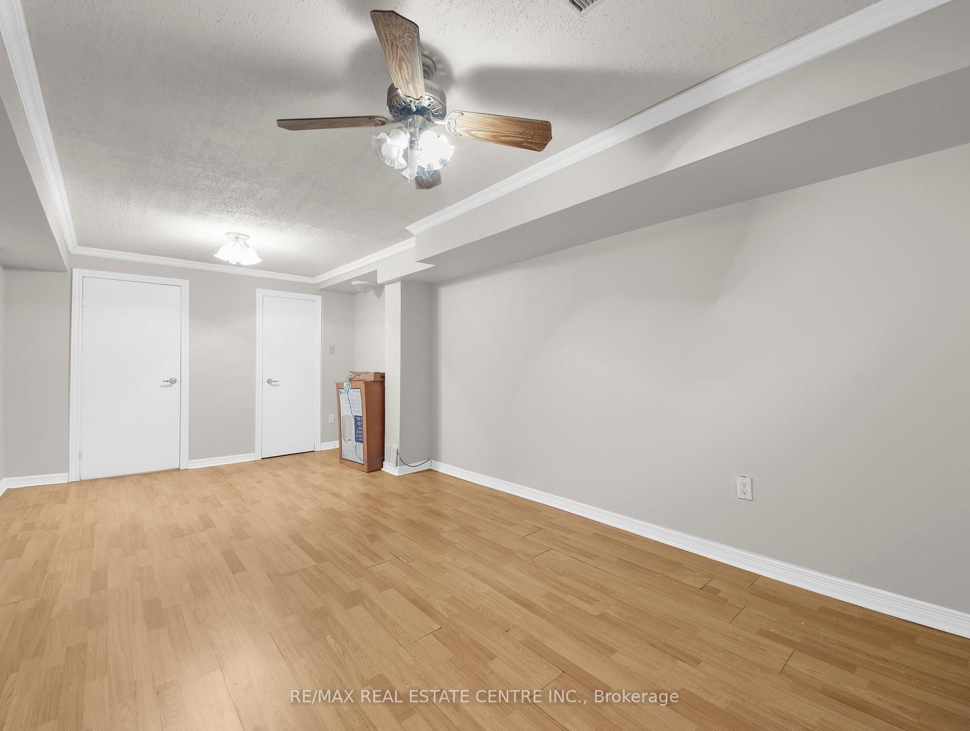 3 Bedrooms Condo at 2779 Gananoque, Mississauga For sale