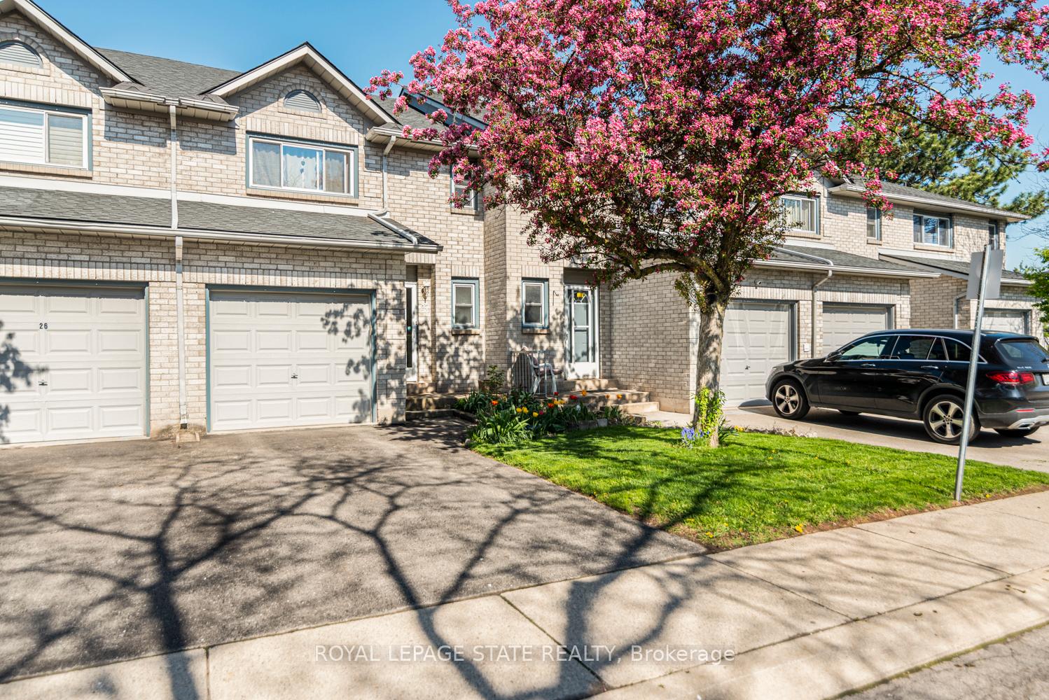 4 Bedrooms Condo at 2 Royalwood, Hamilton For sale