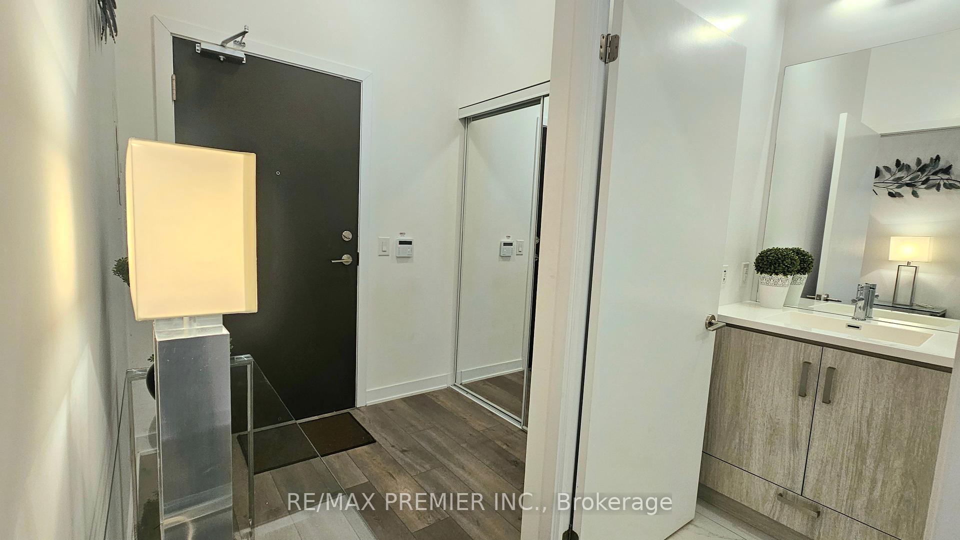 2 Bedrooms Condo at 10 Honeycrisp, Vaughan For sale