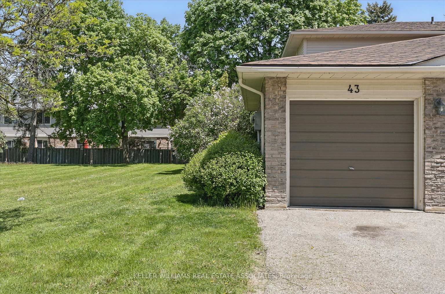3 Bedrooms Condo at 2701 Aquitaine, Mississauga For sale