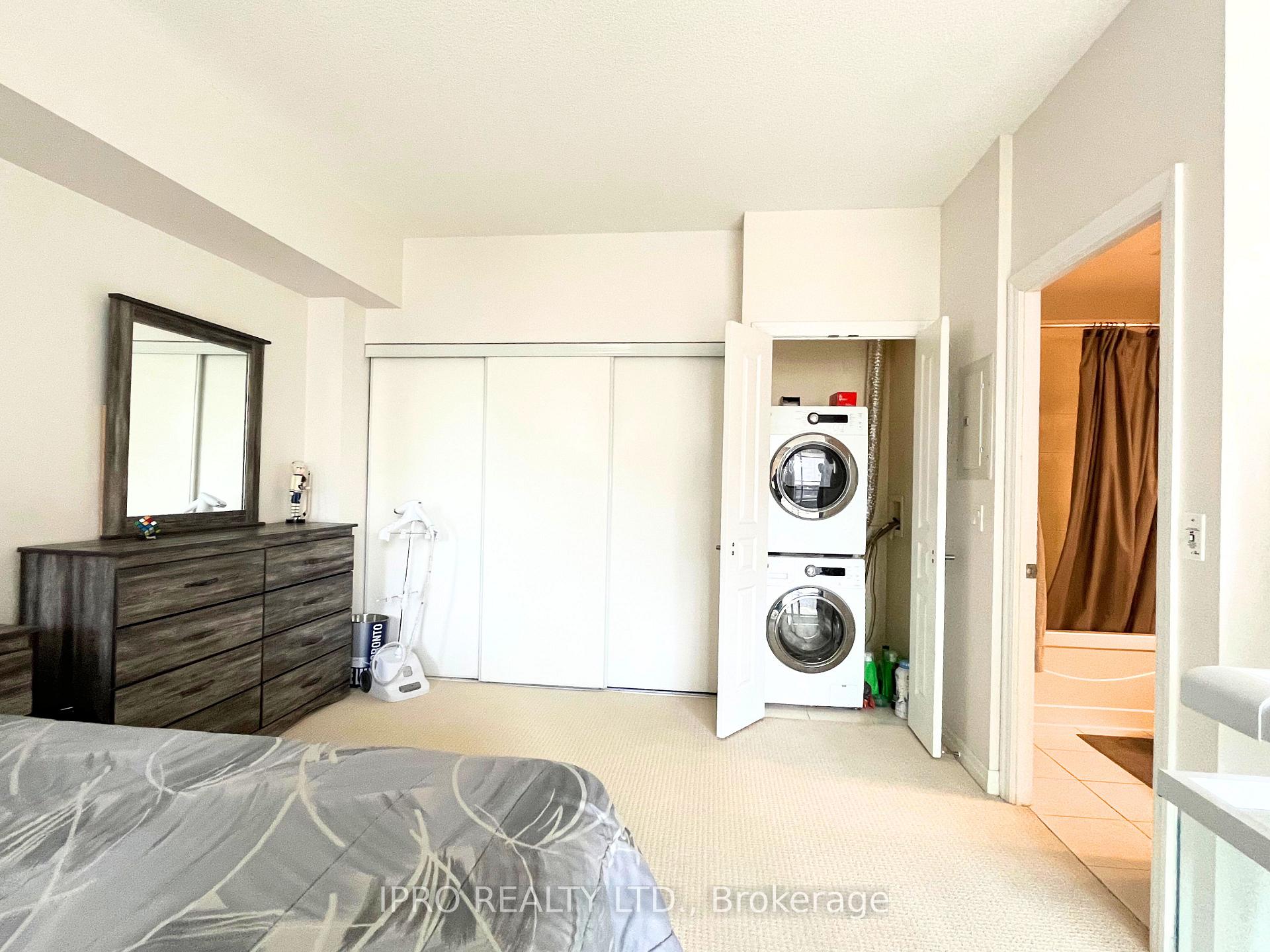 1 Bedroom Condo at 225 Webb,  Mississauga For sale