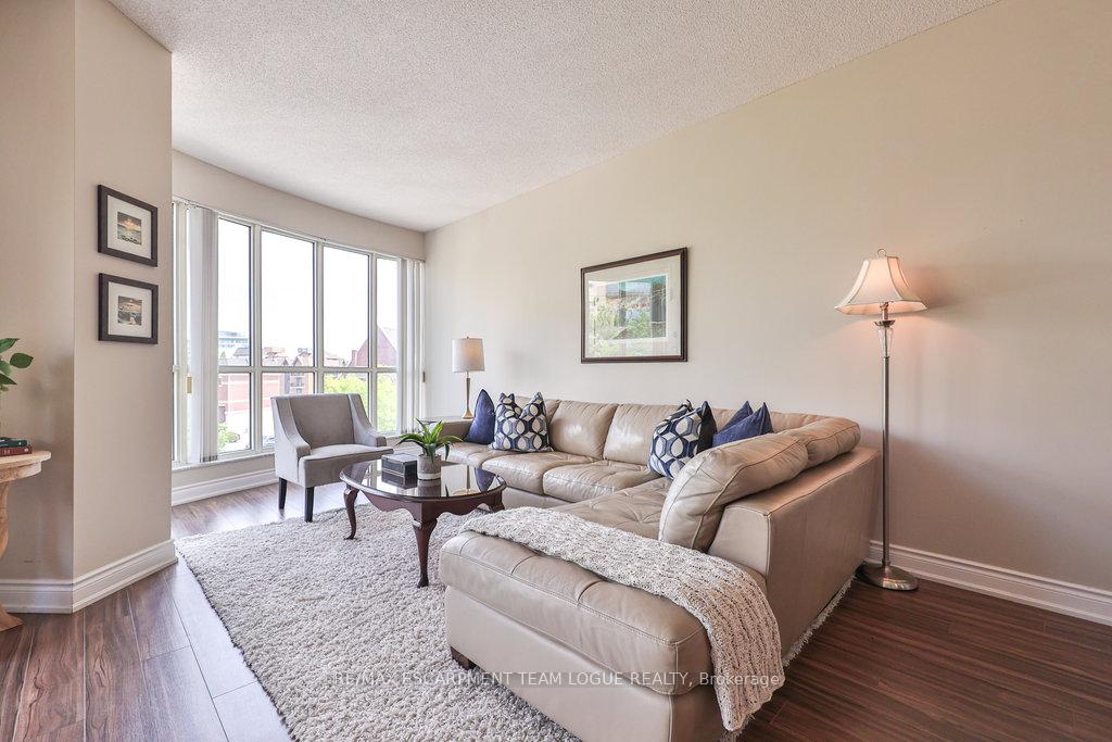 2 Bedrooms Condo at 2511 Lakeshore, Oakville For sale