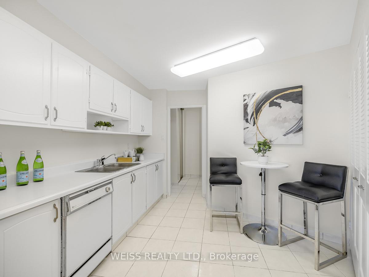 3 Bedrooms Condo at 150 Neptune,  Toronto For sale