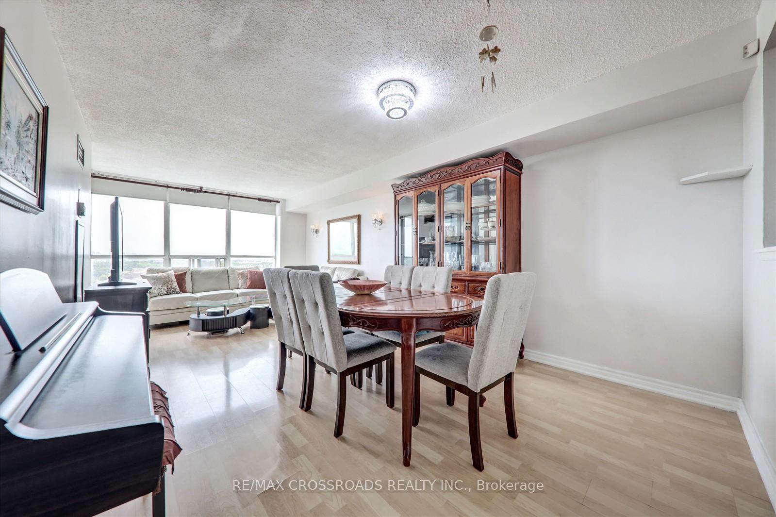 2 Bedrooms Condo at 400 Mclevin, Toronto For sale