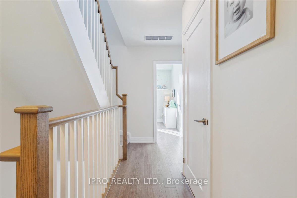 2 Bedrooms Condo at 652 Cricklewood, Mississauga For sale