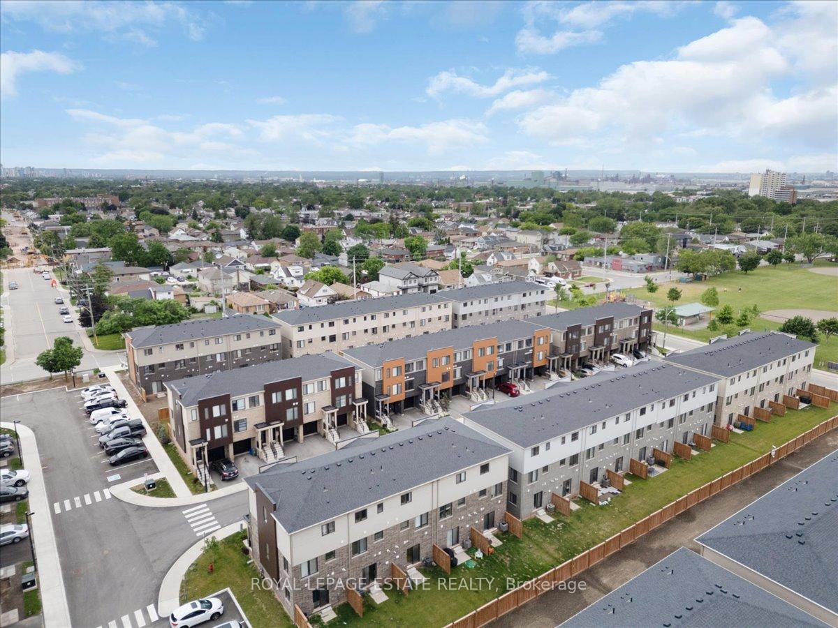 3 Bedrooms Condo at 39 Radison, Hamilton For sale