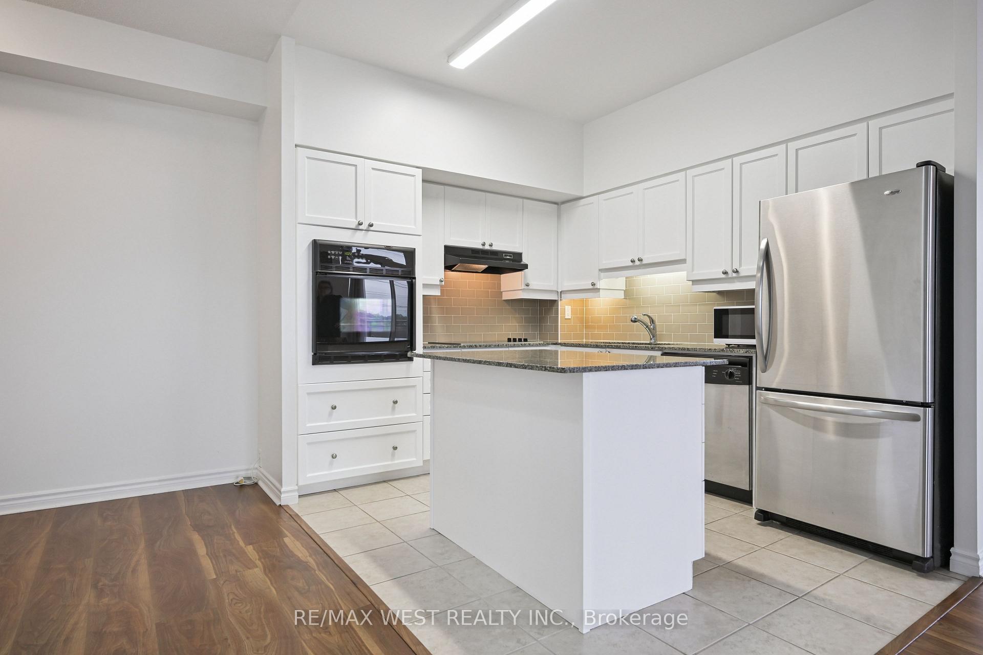 2 Bedrooms Condo at 810 Scollard, Mississauga For sale