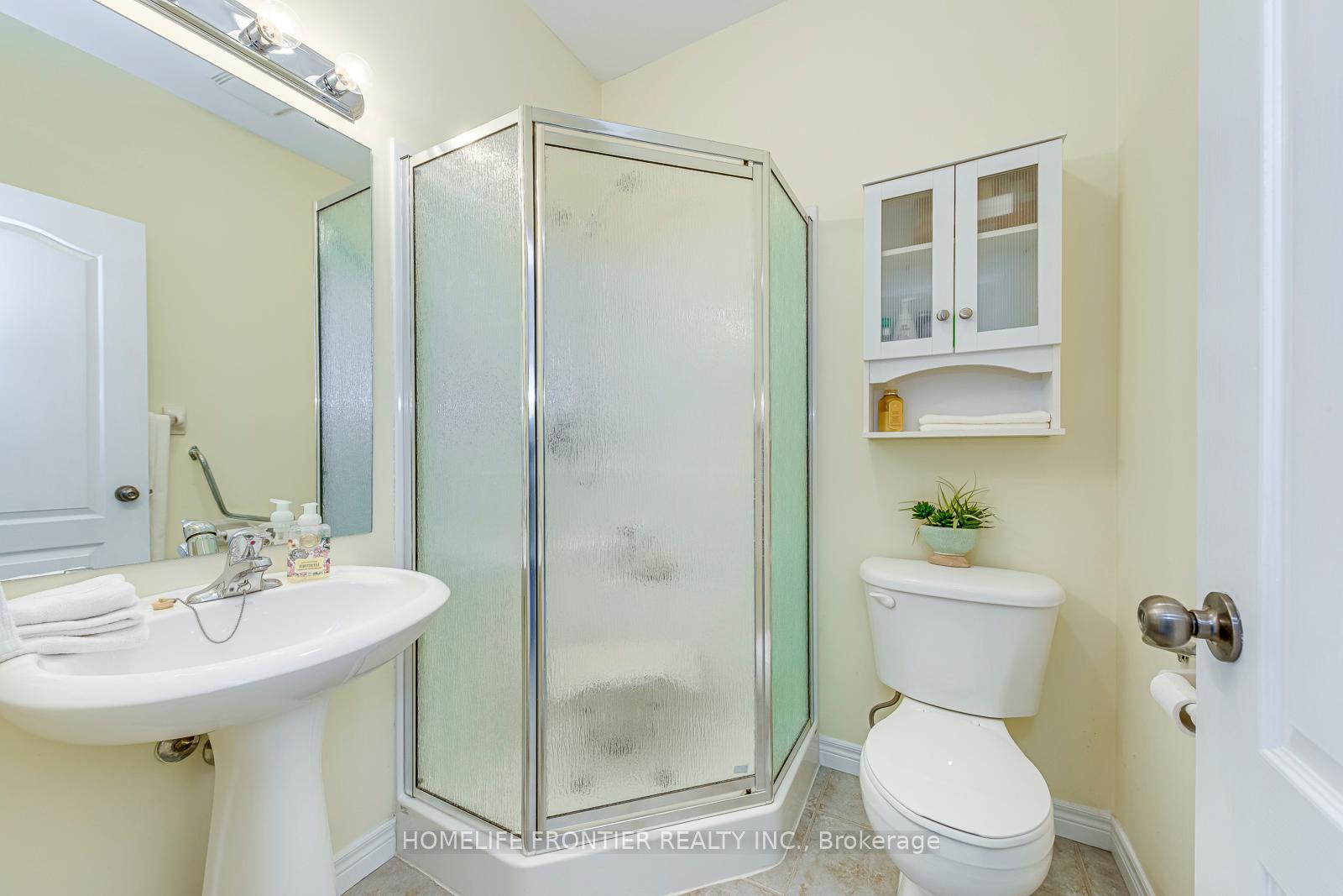 4 Bedrooms Condo at 90 Oakhampton,  Hamilton For sale