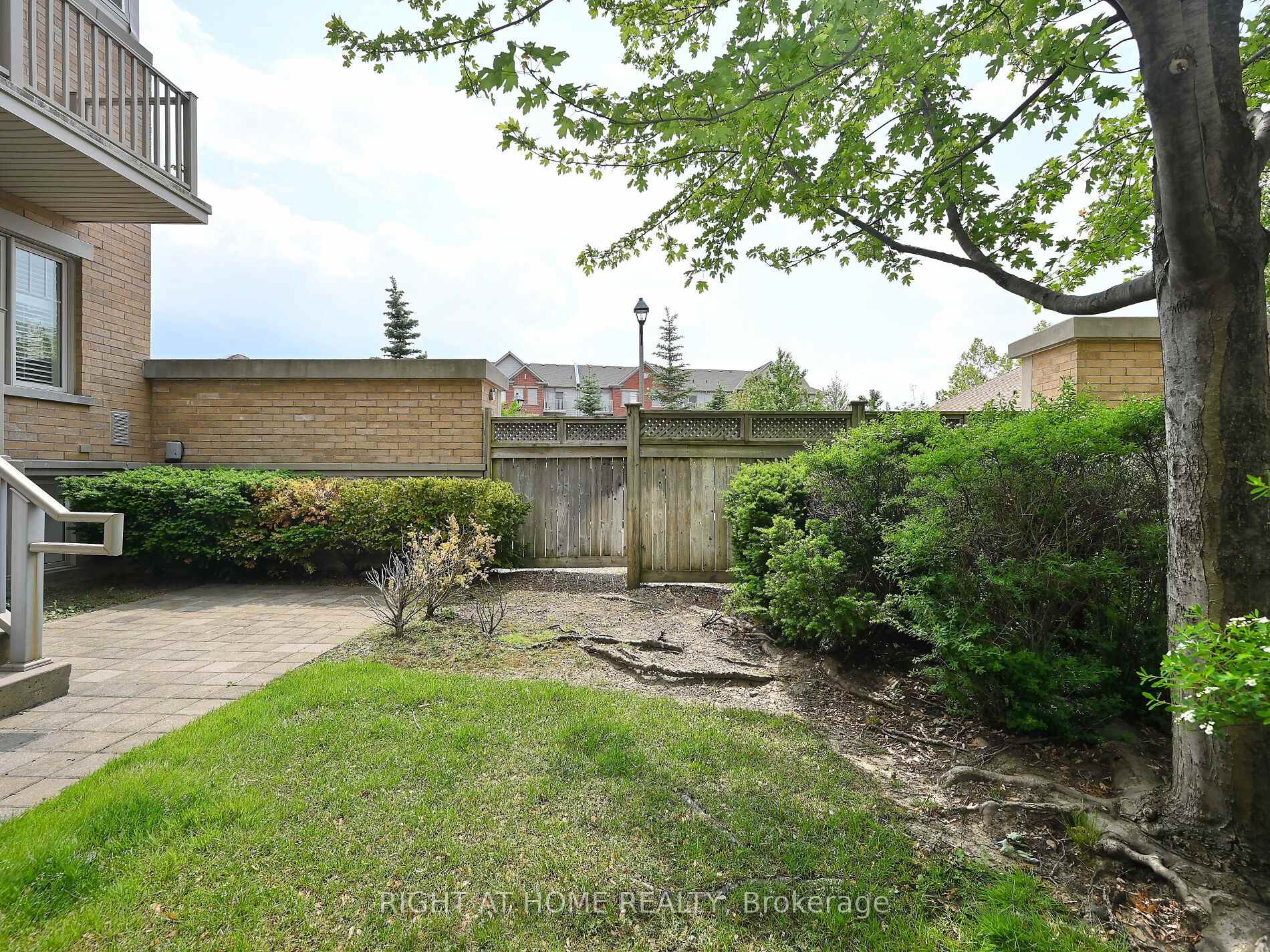 2 Bedrooms Condo at 3250 Bentley, Mississauga For sale