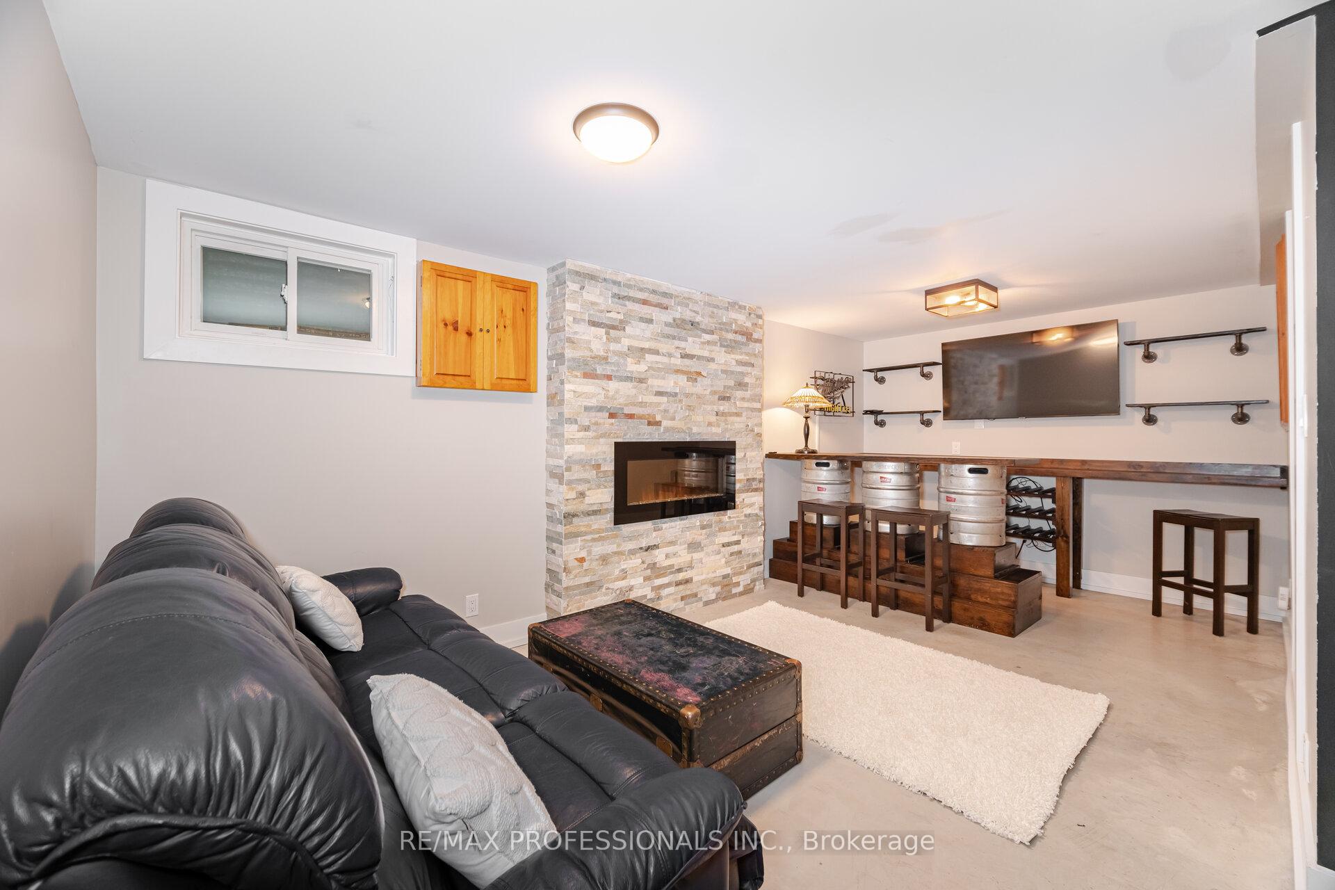 3 Bedrooms Condo at 582 Renforth, Toronto For sale
