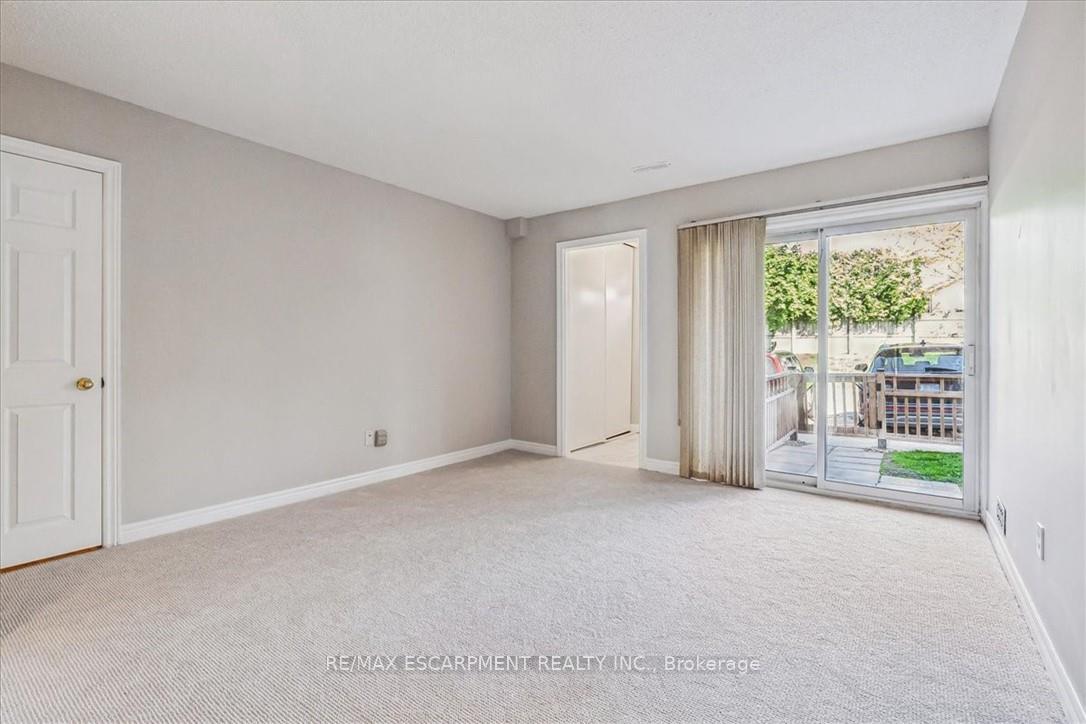 2 Bedrooms Condo at 4140 Foxwood, Burlington For sale
