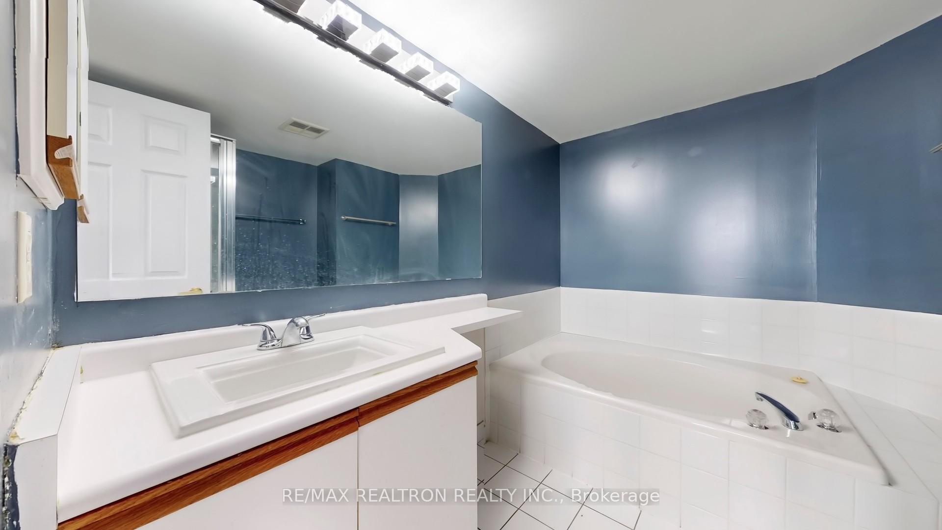 2 Bedrooms Condo at 3233 Eglinton,  Toronto For sale