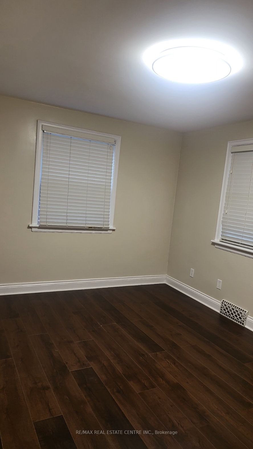 27 Hollywood Street N