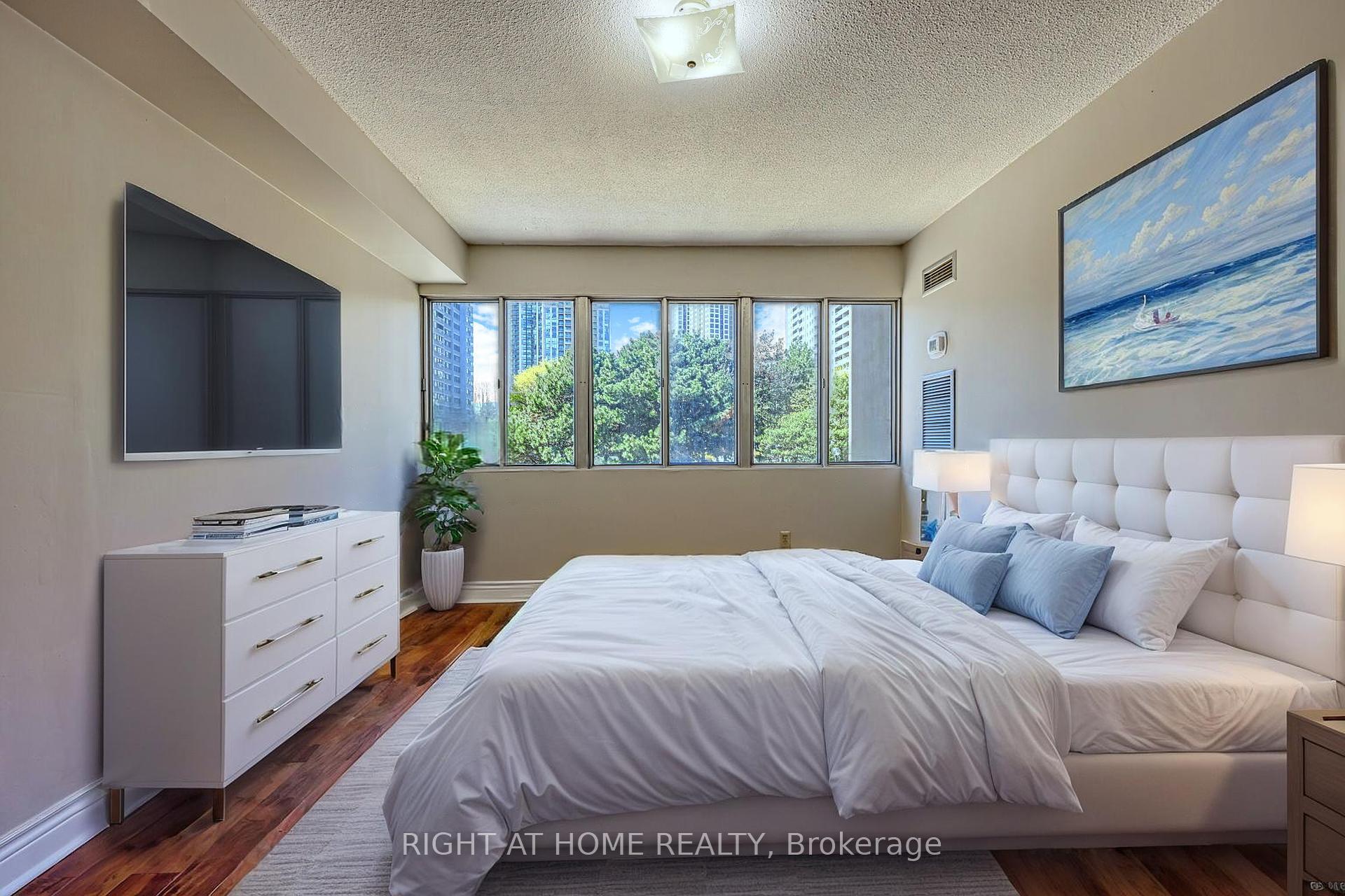 4 Bedrooms Condo at 1580 Mississauga,  Mississauga For sale