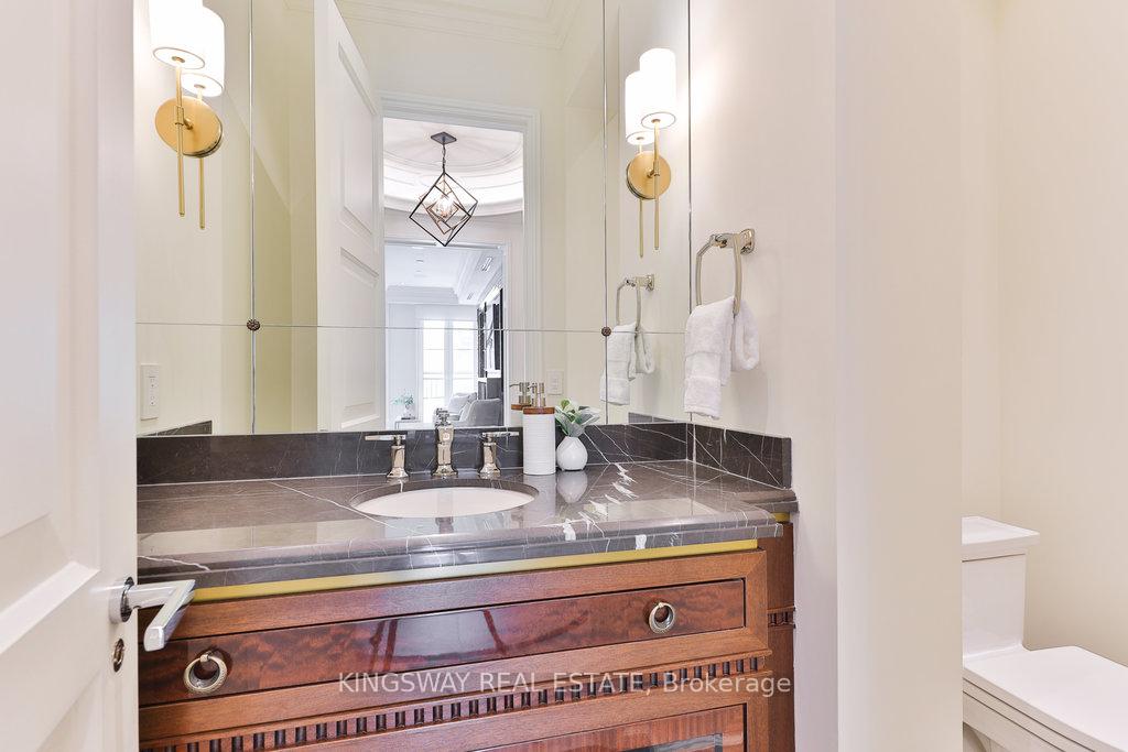 2 Bedrooms Condo at 300 Randall, Oakville For sale