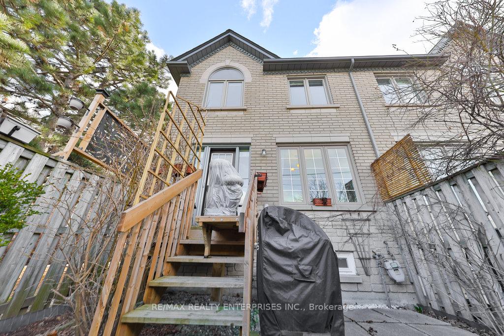 3 Bedrooms Condo at 455 Apache, Mississauga For sale