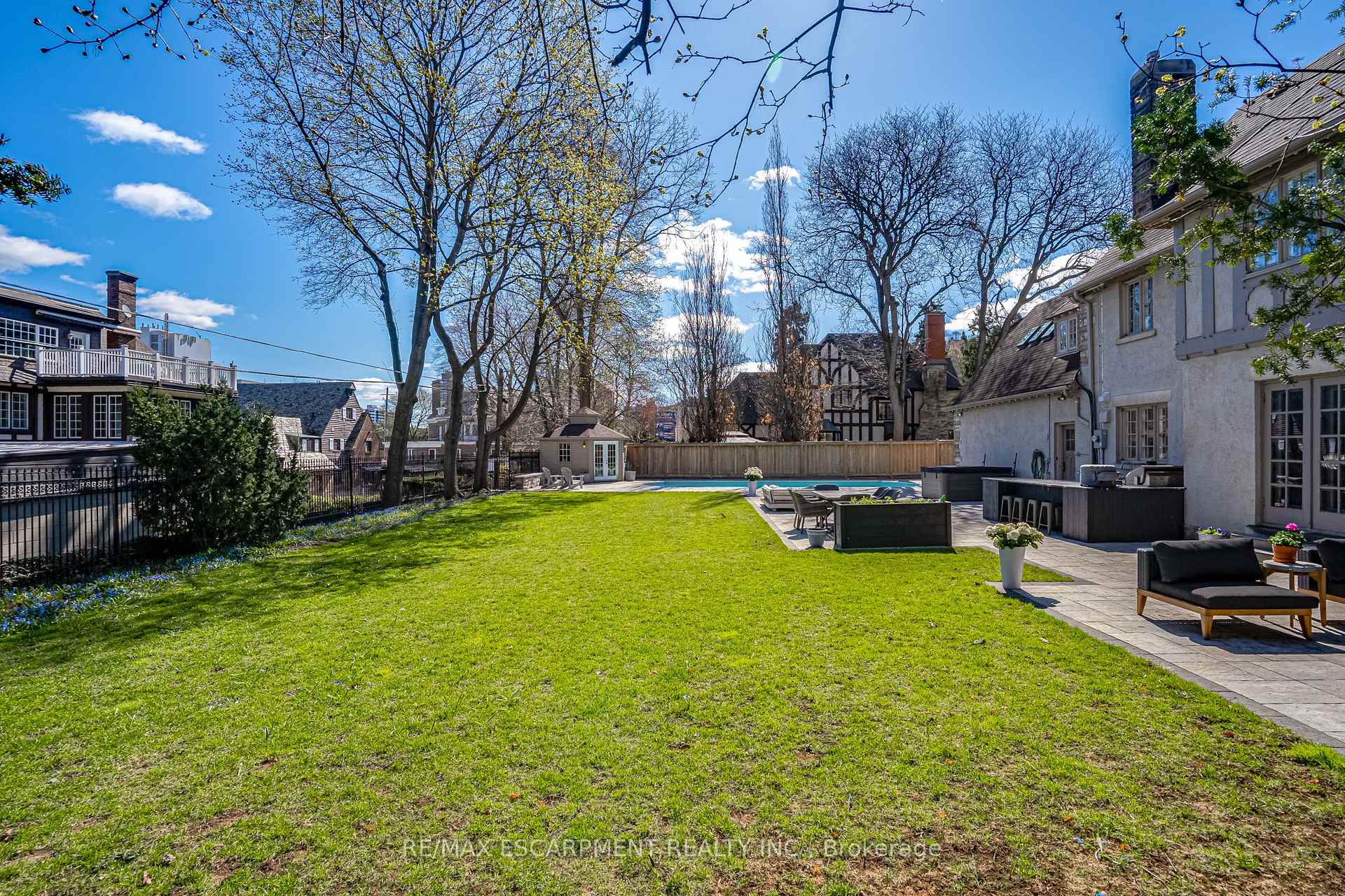 Photo of 7 St. James Place, Hamilton, ON L8P 2N4
