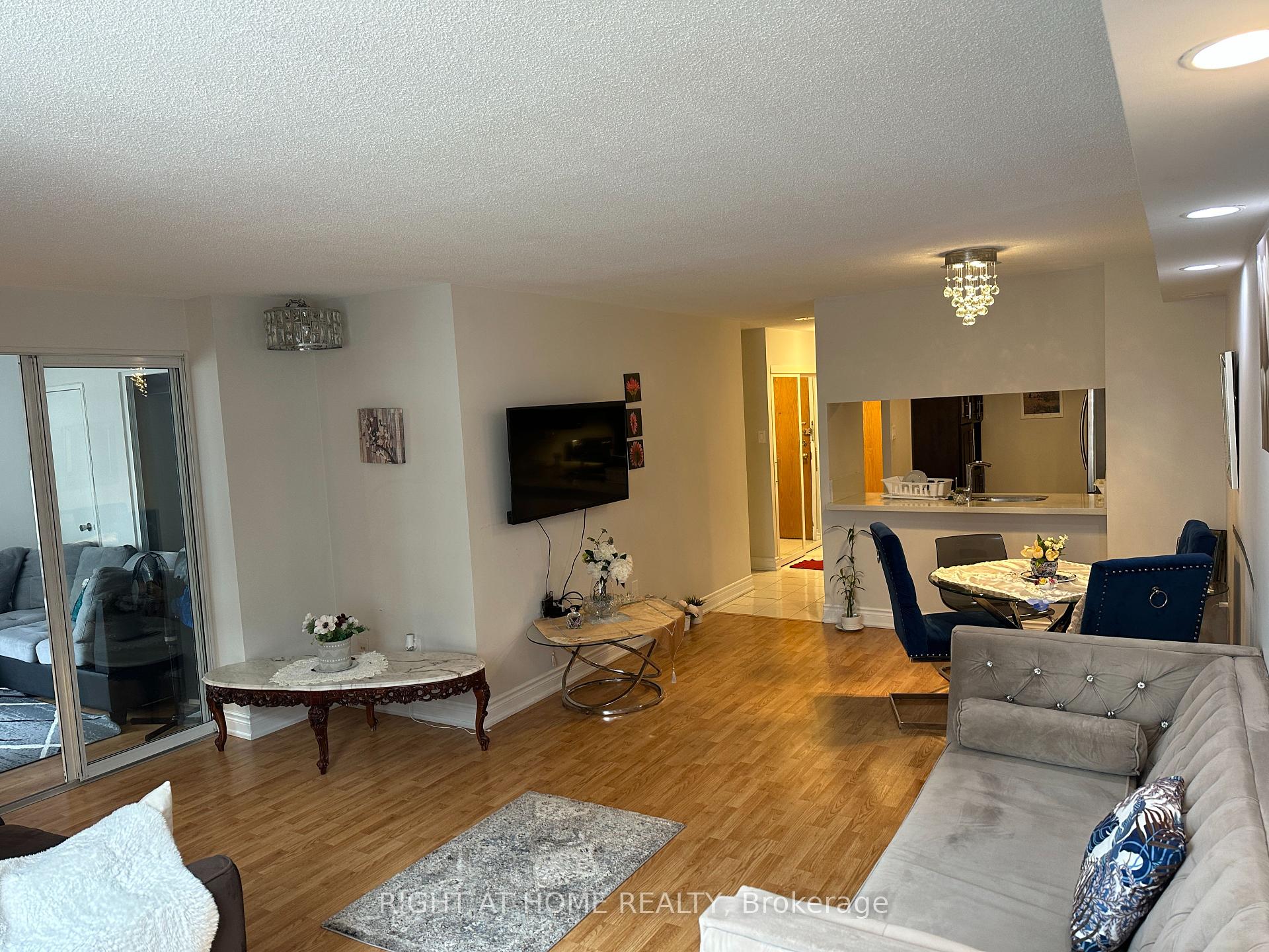 3 Bedrooms Condo at 300 Webb,  Mississauga For sale