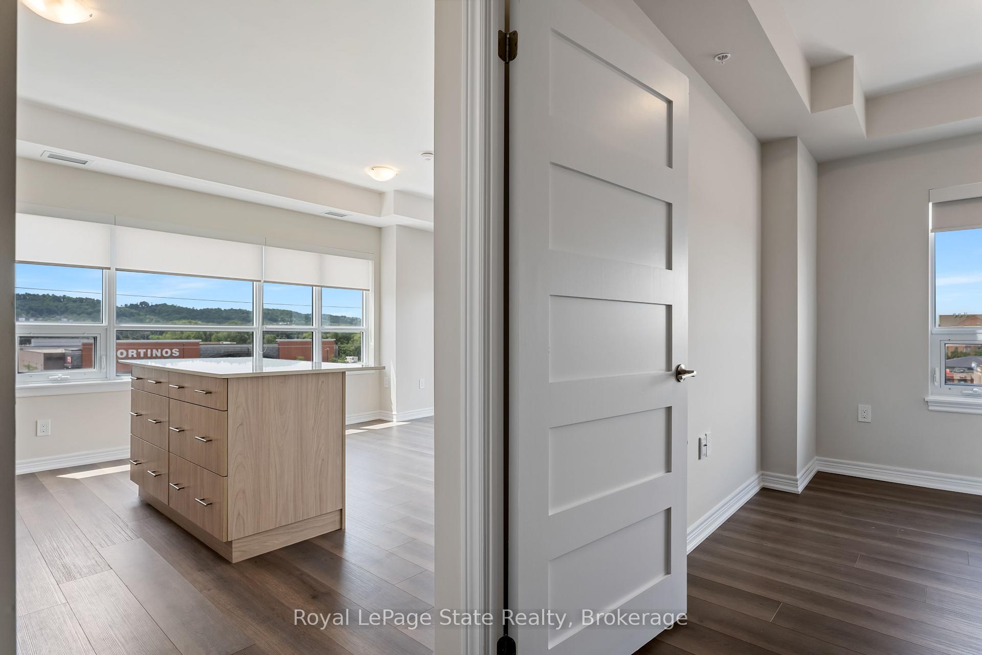2 Bedrooms Condo at 121 8,  Hamilton For sale