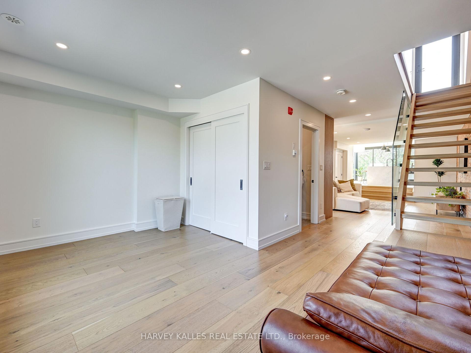 885 Dundas Street W Upper