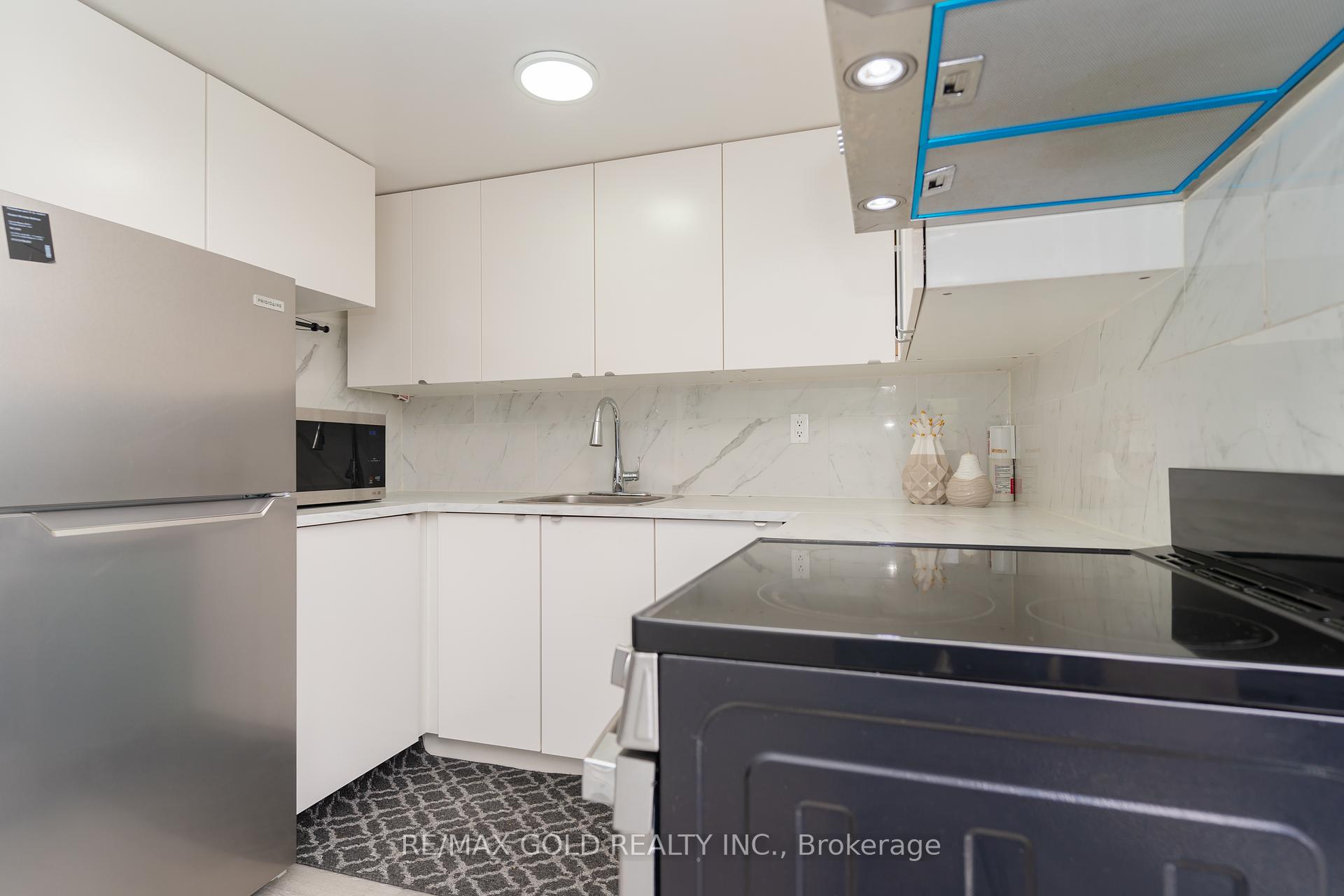 3 Bedrooms Condo at 25 Agnes, Mississauga For sale