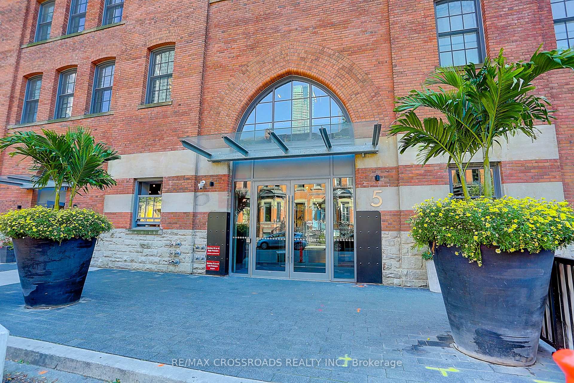 2 Bedrooms Condo at 5 St Joseph, Toronto For sale
