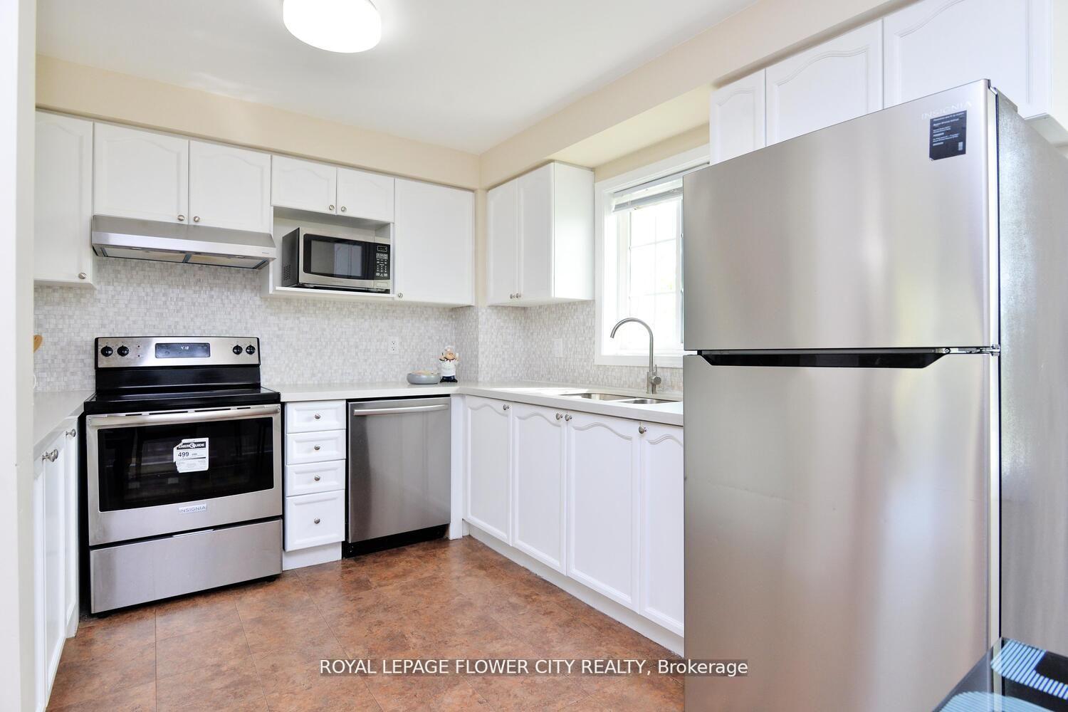 3 Bedrooms Condo at 4950 Rathkeale,  Mississauga For sale