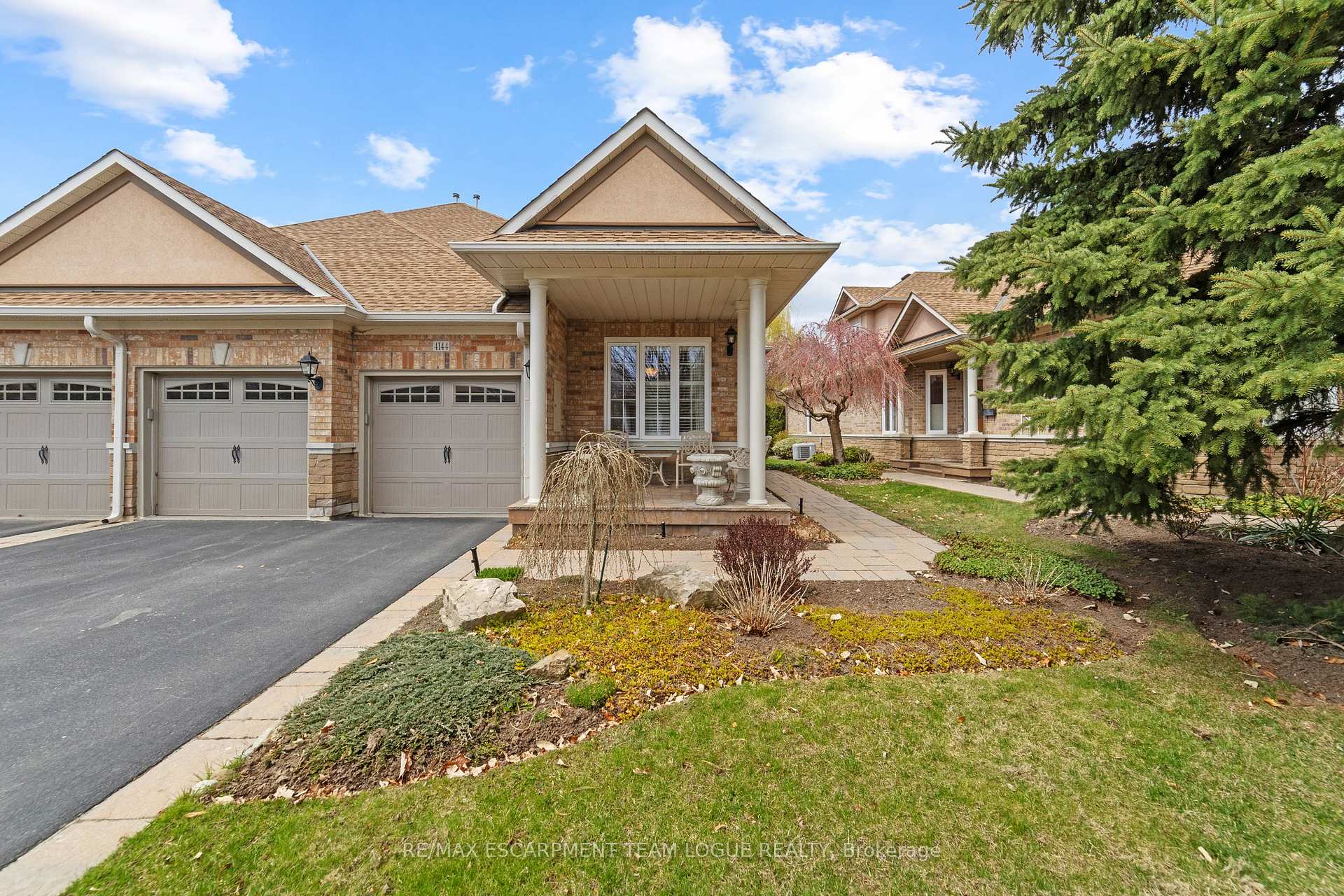 3 Bedrooms Semi-Detached at 4144 STONEBRIDGE,  Burlington For sale