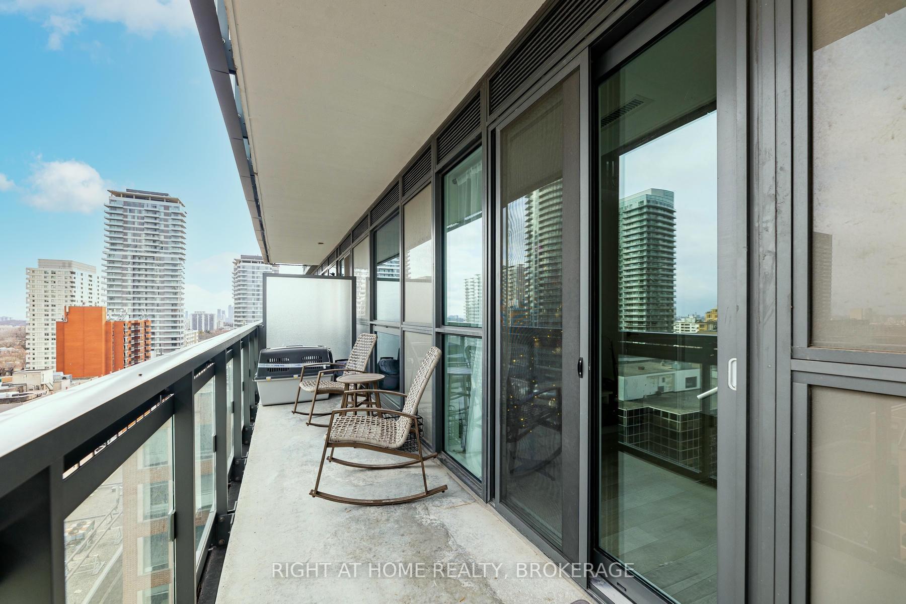 2 Bedrooms Condo at 39 Roehampton, Toronto For sale