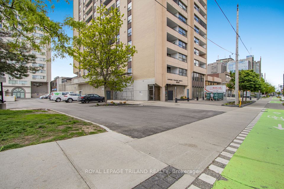 389 Dundas Street