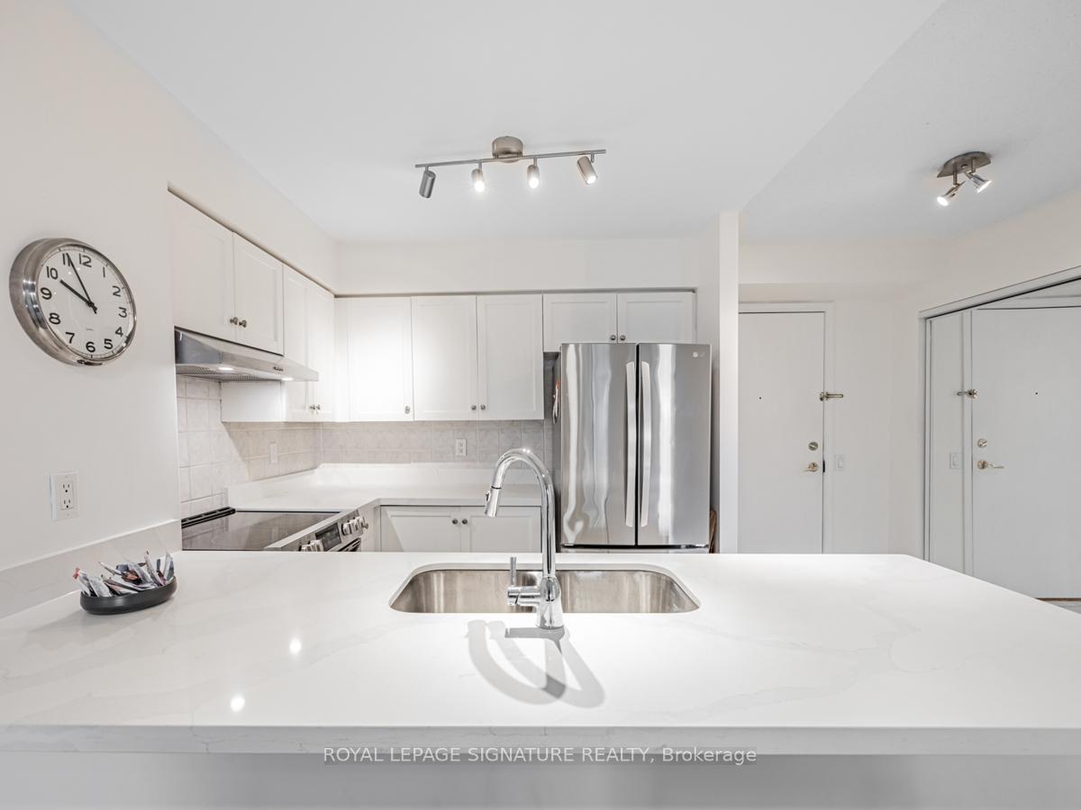 2 Bedrooms Condo at 35 Kingsbridge Garden, Mississauga For sale