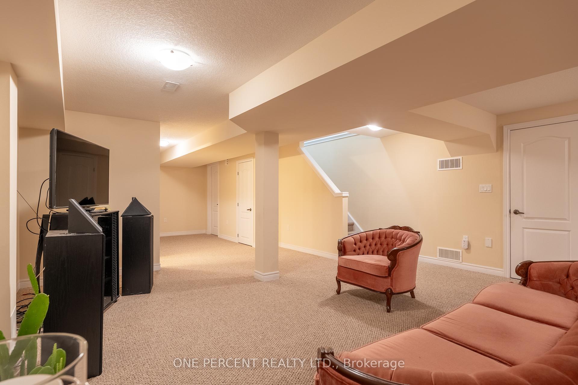 2 Bedrooms Condo at 21 Stickland, Hamilton For sale