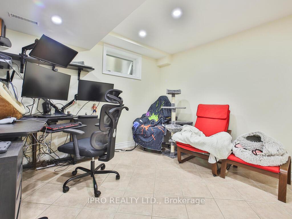 4 Bedrooms Condo at 485 Meadows, Mississauga For sale